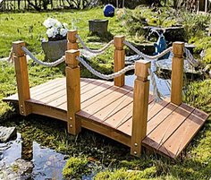 Teichbrücke aus Holz mit Tauseilen